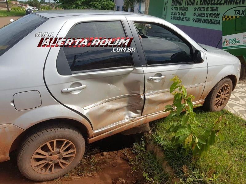 Dois carros colidem no cruzamento da Rua Barão de Melgaço com Avenida São Paulo Dois carros colidem no cruzamento da Rua Barão de Melgaço com Avenida São Paulo
