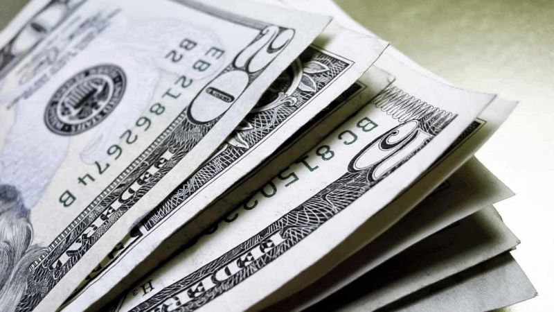 Dólar fecha no menor nível em três semanas