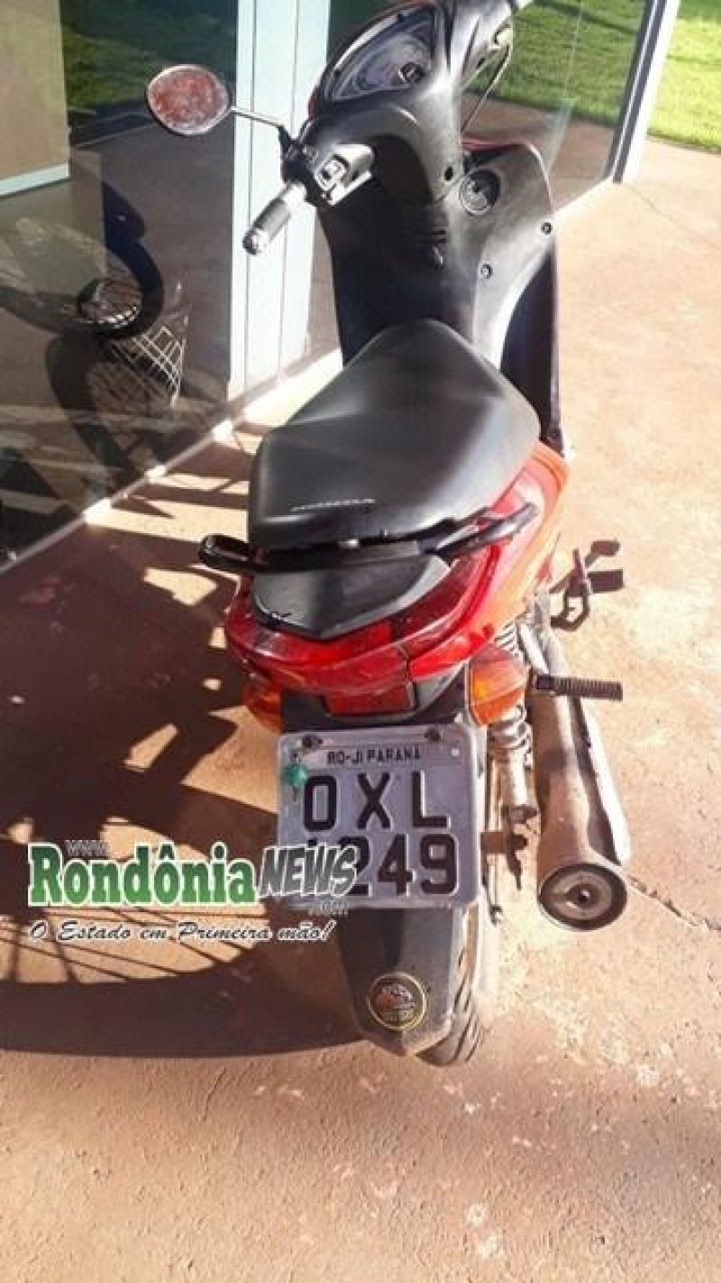 Dupla é presa com motoneta roubada e arma de fogo em Rolim de Moura Dupla é presa com motoneta roubada e arma de fogo em Rolim de Moura
