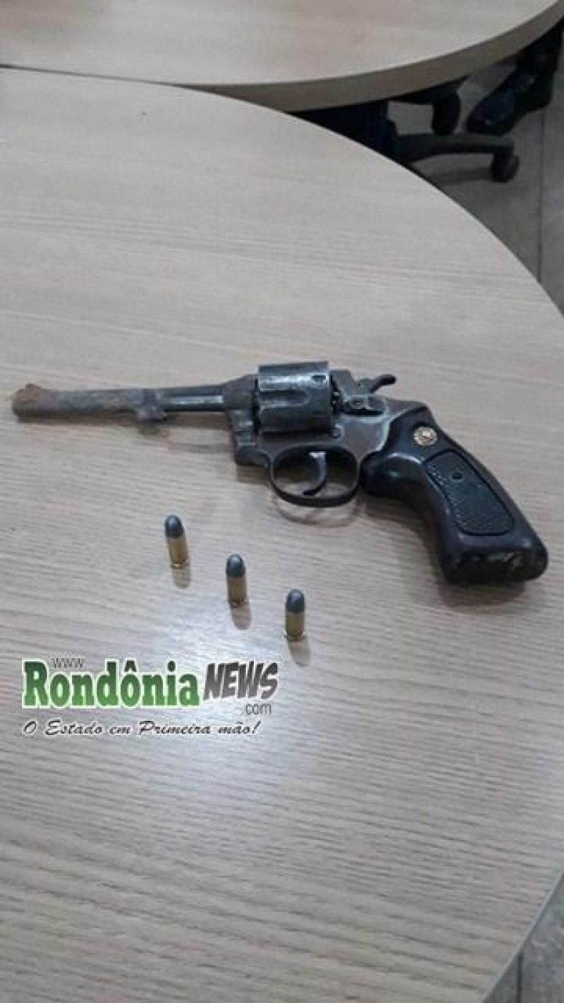 Dupla é presa com motoneta roubada e arma de fogo em Rolim de Moura Dupla é presa com motoneta roubada e arma de fogo em Rolim de Moura