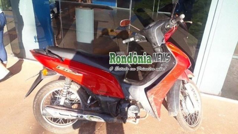 Dupla é presa com motoneta roubada e arma de fogo em Rolim de Moura Dupla é presa com motoneta roubada e arma de fogo em Rolim de Moura