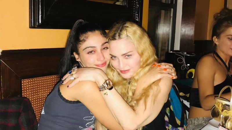 Filha de Madonna participa em recriação de orgia em museu