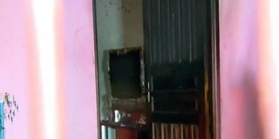 Filho coloca fogo na mãe e na casa onde moram Filho coloca fogo na mãe e na casa onde moram