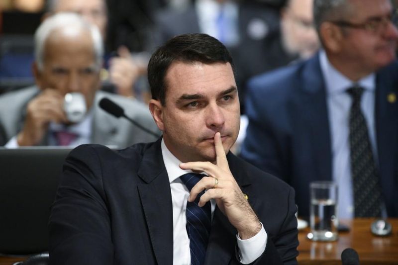 Flávio Bolsonaro pagou R$ 638 mil em dinheiro para Flávio Bolsonaro pagou R$ 638 mil em dinheiro para
