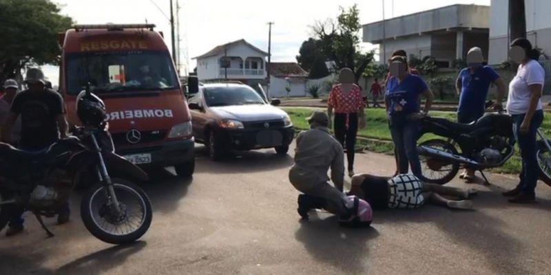 Motocicleta colide com carro ao sair do Posto de Saúde em Rolim de Moura