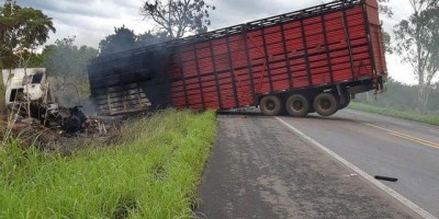 Motorista morre carbonizado após caminhões baterem e pegarem fogo em Cuiabá Motorista morre carbonizado após caminhões baterem e pegarem fogo em Cuiabá