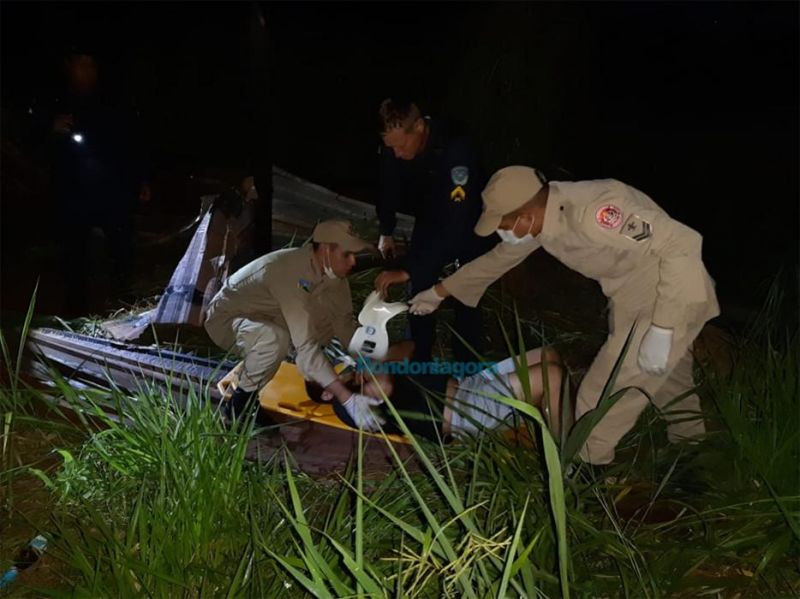 Motorista perde controle da direção de carro e cai em buraco em Porto Velho Motorista perde controle da direção de carro e cai em buraco em Porto Velho
