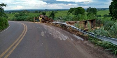 Motorista perde controle e carreta tomba na “Curva da Banana” próximo a Colorado Motorista perde controle e carreta tomba na “Curva da Banana” próximo a Colorado