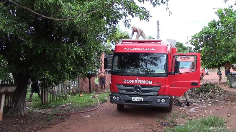 Suspeitos jogam gasolina e botam fogo em residência em Rolim de Moura