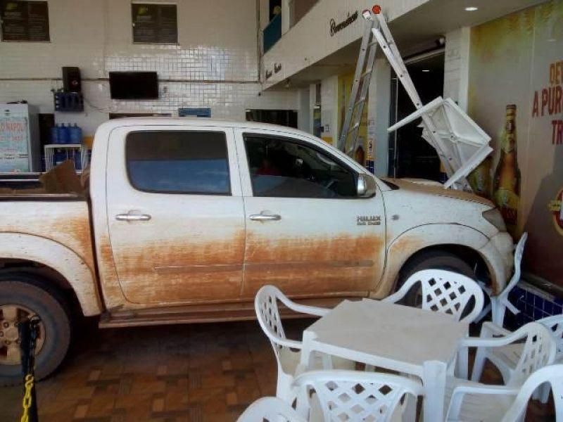 Hilux dirigida por índio perde freio e bate em loja de conveniência em posto de combustível em Vilhena Hilux dirigida por índio perde freio e bate em loja de conveniência em posto de combustível em Vilhena