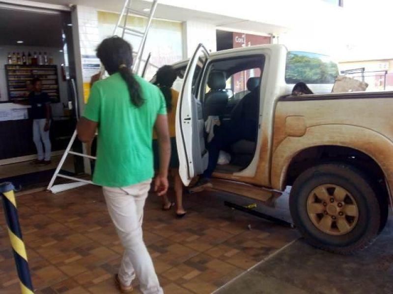 Hilux dirigida por índio perde freio e bate em loja de conveniência em posto de combustível em Vilhena Hilux dirigida por índio perde freio e bate em loja de conveniência em posto de combustível em Vilhena
