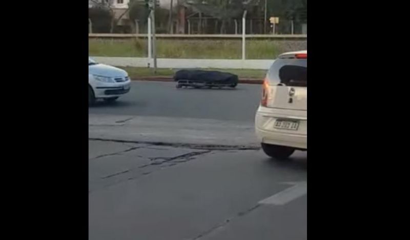 Cadáver cai de carro funerário em meio à avenida movimentada na Argentina; veja o vídeo