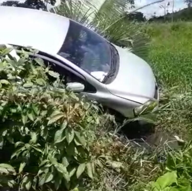 Condutora perde controle de veículo e cai em ribanceira ao bater em buraco na BR-364 em Jaru