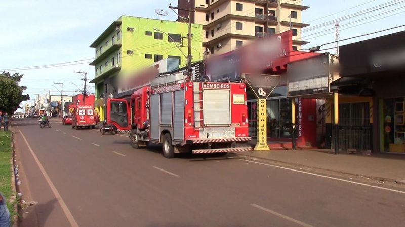 Corpo de Bombeiros controla incêndio em loja no centro de Rolim de Moura