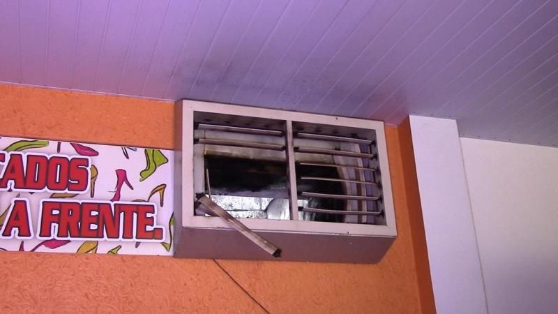 Corpo de Bombeiros controla incêndio em loja no centro de Rolim de Moura