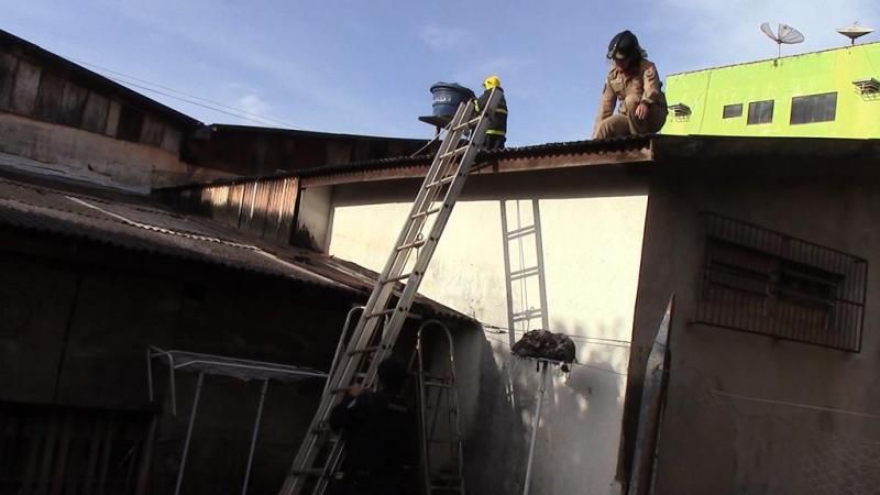 Corpo de Bombeiros controla incêndio em loja no centro de Rolim de Moura