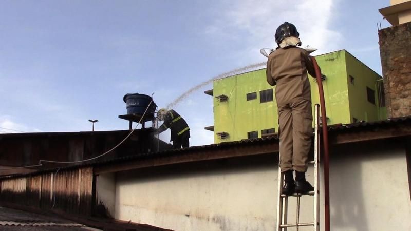 Corpo de Bombeiros controla incêndio em loja no centro de Rolim de Moura