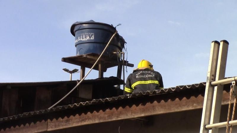 Corpo de Bombeiros controla incêndio em loja no centro de Rolim de Moura