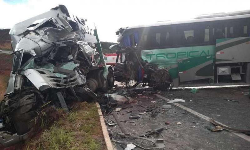 Duas pessoas morrem e 14 ficam feridas em acidente entre ônibus e carreta em Minas Duas pessoas morrem e 14 ficam feridas em acidente entre ônibus e carreta em Minas
