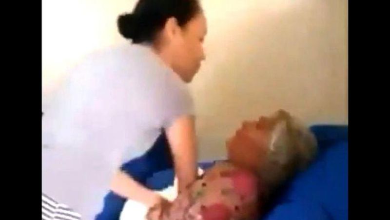 Pastora e cantora gospel agride sogra, de 73 anos, na frente de crianças; veja o vídeo Pastora e cantora gospel agride sogra, de 73 anos, na frente de crianças; veja o vídeo
