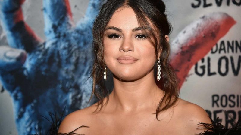 Selena Gomez exibe corpo real e rosto sem maquiagem no Hawai
