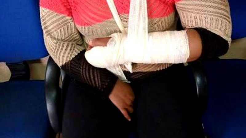 Marido lê mensagens de outro homem no celular da esposa e fratura braço dela Marido lê mensagens de outro homem no celular da esposa e fratura braço dela