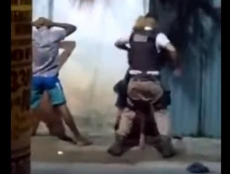 Policial agride jovem e diz: Policial agride jovem e diz: