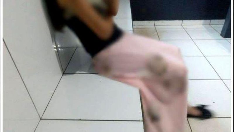 Mãe é agredida com mordidas e tapas por não deixar filha pegar celular Mãe é agredida com mordidas e tapas por não deixar filha pegar celular