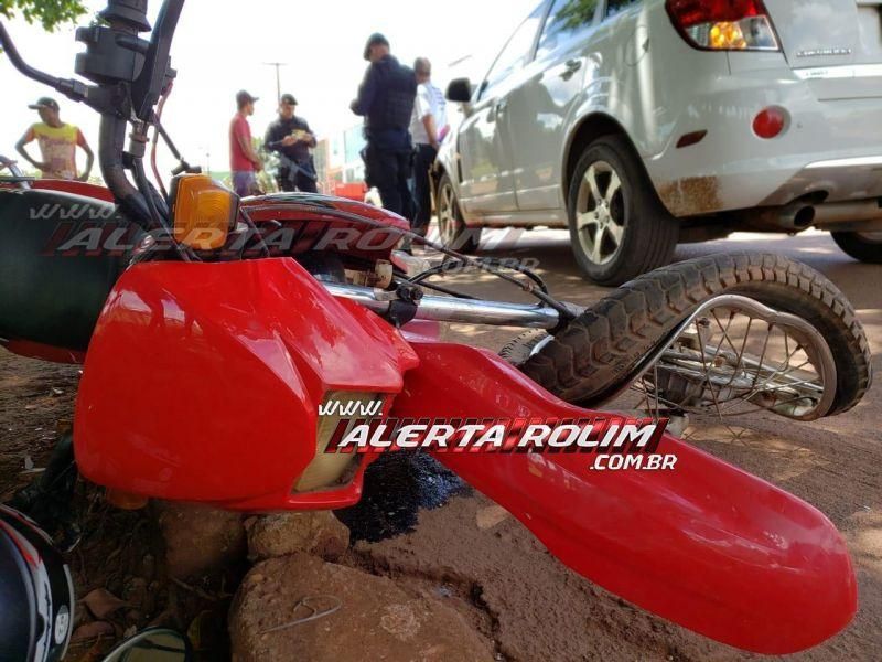 Motociclista trafegando na contramão se choca frontalmente contra carro em Rolim de Moura Motociclista trafegando na contramão se choca frontalmente contra carro em Rolim de Moura