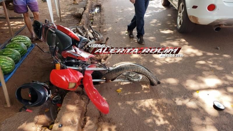 Motociclista trafegando na contramão se choca frontalmente contra carro em Rolim de Moura Motociclista trafegando na contramão se choca frontalmente contra carro em Rolim de Moura