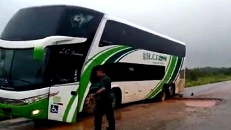 Ônibus fica preso em buraco na BR-364 entre Porto Velho e Rio Branco