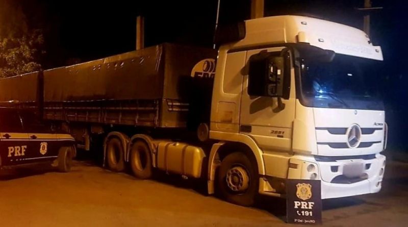 PRF apreende carreta adulterada durante fiscalização na BR-364 em Jaru