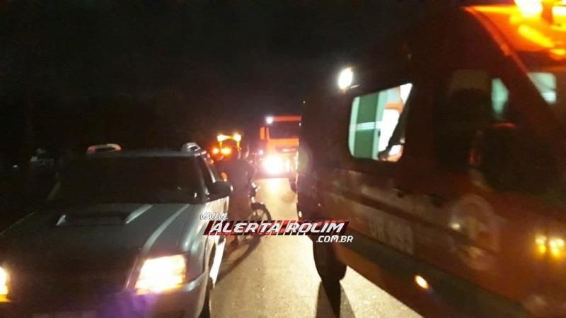 Rolim: Motorista estaciona para trocar pneu de caminhonete e motociclista colide na traseira do veículo Rolim: Motorista estaciona para trocar pneu de caminhonete e motociclista colide na traseira do veículo
