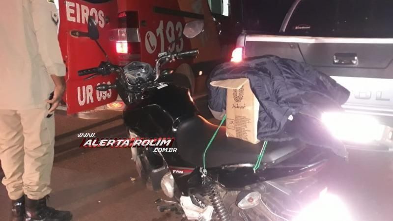 Rolim: Motorista estaciona para trocar pneu de caminhonete e motociclista colide na traseira do veículo Rolim: Motorista estaciona para trocar pneu de caminhonete e motociclista colide na traseira do veículo