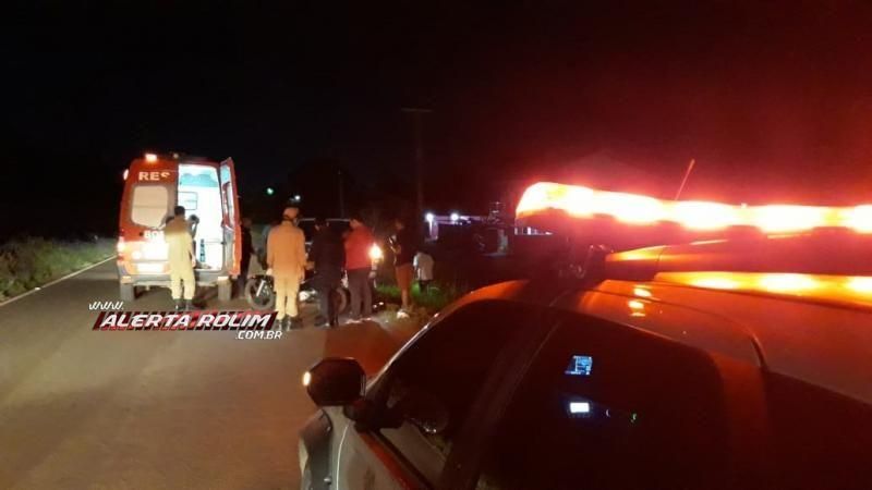 Rolim: Motorista estaciona para trocar pneu de caminhonete e motociclista colide na traseira do veículo Rolim: Motorista estaciona para trocar pneu de caminhonete e motociclista colide na traseira do veículo