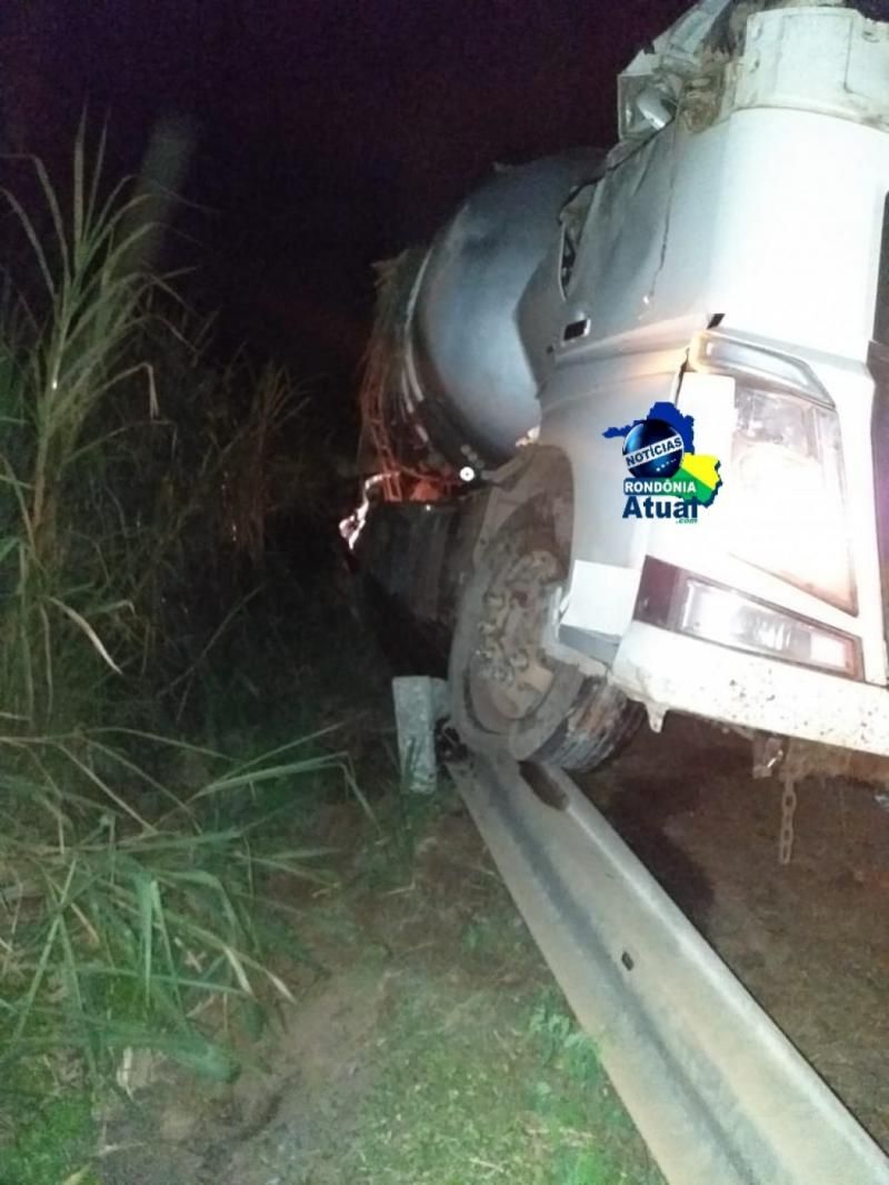 Engavetamento envolvendo vários veículos na Br-364, entre Ji-Paraná e Ouro Preto Engavetamento envolvendo vários veículos na Br-364, entre Ji-Paraná e Ouro Preto