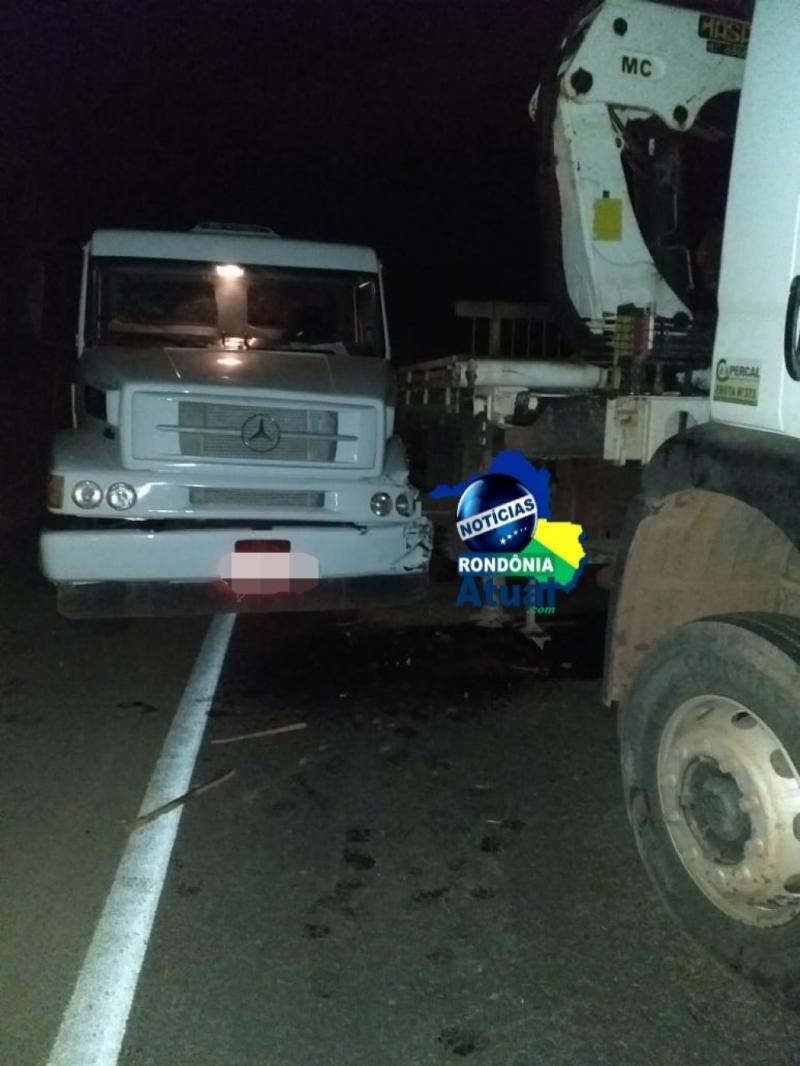 Engavetamento envolvendo vários veículos na Br-364, entre Ji-Paraná e Ouro Preto Engavetamento envolvendo vários veículos na Br-364, entre Ji-Paraná e Ouro Preto