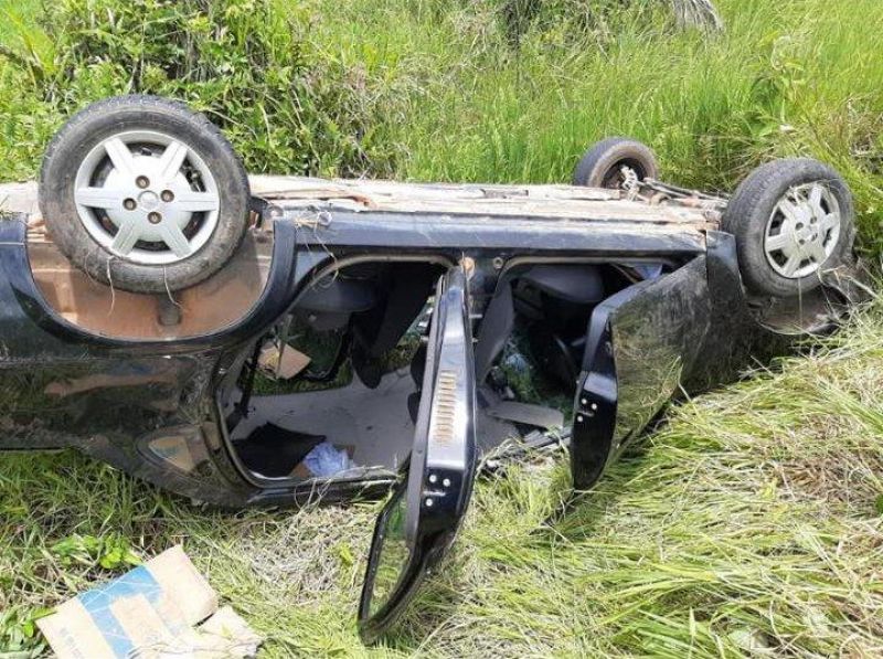 Mãe e filhos escapam da morte após capotamento na BR-364 entre Ji-Paraná e Jaru Mãe e filhos escapam da morte após capotamento na BR-364 entre Ji-Paraná e Jaru