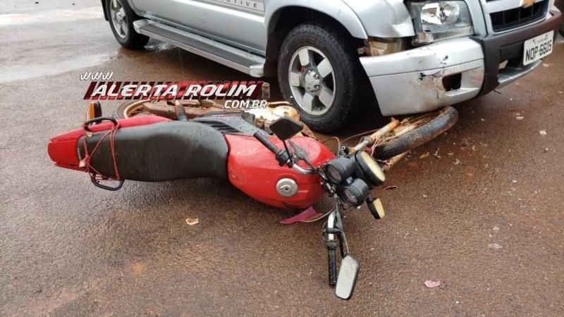 Colisão entre caminhonete e moto é registrada no Centro de Rolim de Moura Colisão entre caminhonete e moto é registrada no Centro de Rolim de Moura
