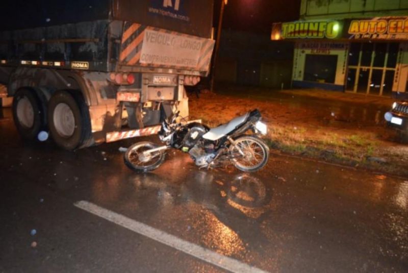 Motociclista fica gravemente ferido ao colidir na traseira de caminhão estacionado em Jaru Motociclista fica gravemente ferido ao colidir na traseira de caminhão estacionado em Jaru