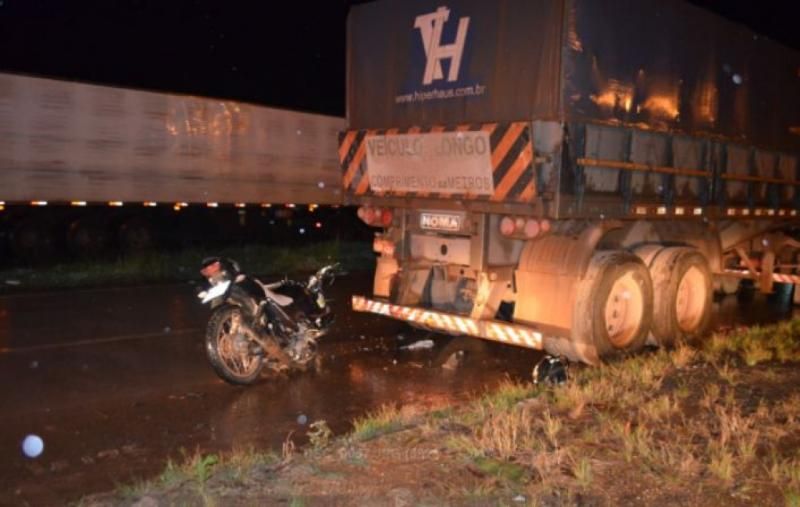 Motociclista fica gravemente ferido ao colidir na traseira de caminhão estacionado em Jaru Motociclista fica gravemente ferido ao colidir na traseira de caminhão estacionado em Jaru