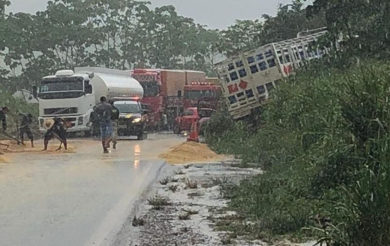 Acidente entre Bi-trem e caminhão carregado de gás deixa mais de 10 Km de congestionamento na Br-364 Acidente entre Bi-trem e caminhão carregado de gás deixa mais de 10 Km de congestionamento na Br-364