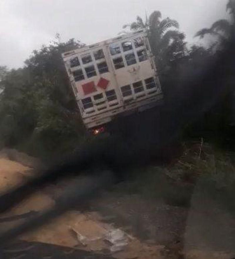 Acidente entre Bi-trem e caminhão carregado de gás deixa mais de 10 Km de congestionamento na Br-364 Acidente entre Bi-trem e caminhão carregado de gás deixa mais de 10 Km de congestionamento na Br-364