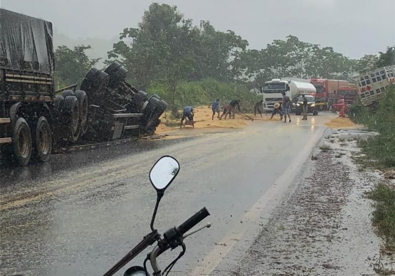 Acidente entre Bi-trem e caminhão carregado de gás deixa mais de 10 Km de congestionamento na Br-364 Acidente entre Bi-trem e caminhão carregado de gás deixa mais de 10 Km de congestionamento na Br-364