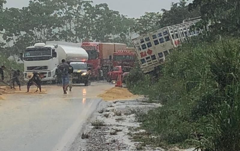 Acidente entre Bi-trem e caminhão carregado de gás deixa mais de 10 Km de congestionamento na Br-364 Acidente entre Bi-trem e caminhão carregado de gás deixa mais de 10 Km de congestionamento na Br-364