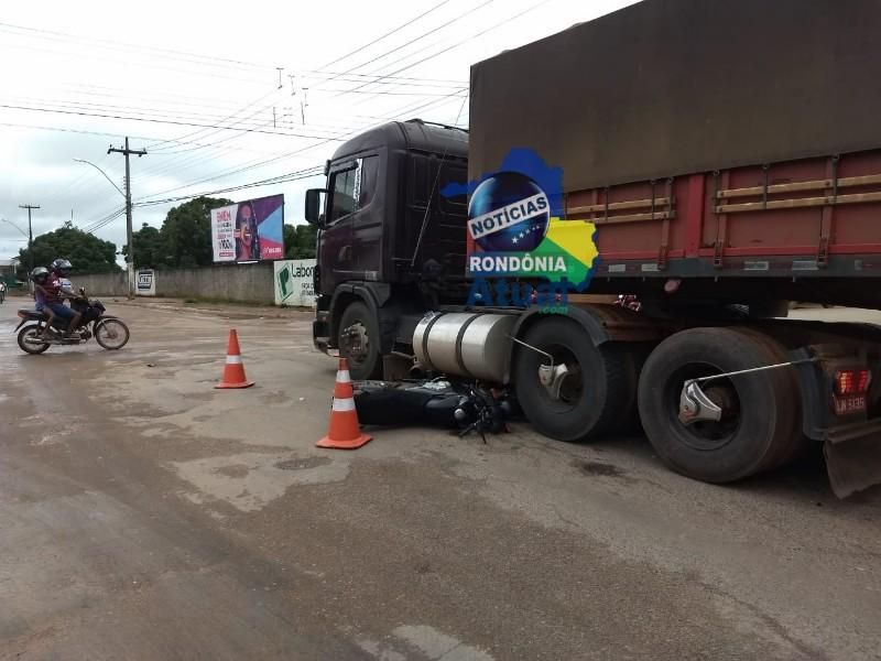 Motocicleta vai parar debaixo de carreta após colisão em Ji-Paraná Motocicleta vai parar debaixo de carreta após colisão em Ji-Paraná