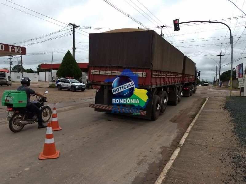Motocicleta vai parar debaixo de carreta após colisão em Ji-Paraná Motocicleta vai parar debaixo de carreta após colisão em Ji-Paraná