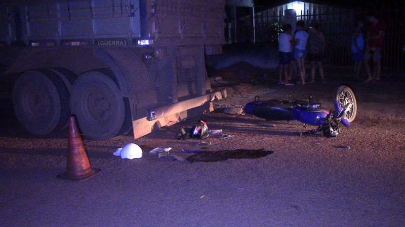 Motociclista é socorrido em estado grave após bater na traseira de carreta estacionada em Rolim de Moura Motociclista é socorrido em estado grave após bater na traseira de carreta estacionada em Rolim de Moura