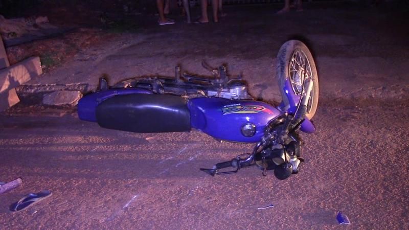 Motociclista é socorrido em estado grave após bater na traseira de carreta estacionada em Rolim de Moura Motociclista é socorrido em estado grave após bater na traseira de carreta estacionada em Rolim de Moura