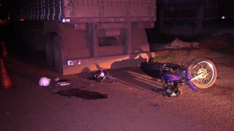 Motociclista é socorrido em estado grave após bater na traseira de carreta estacionada em Rolim de Moura Motociclista é socorrido em estado grave após bater na traseira de carreta estacionada em Rolim de Moura